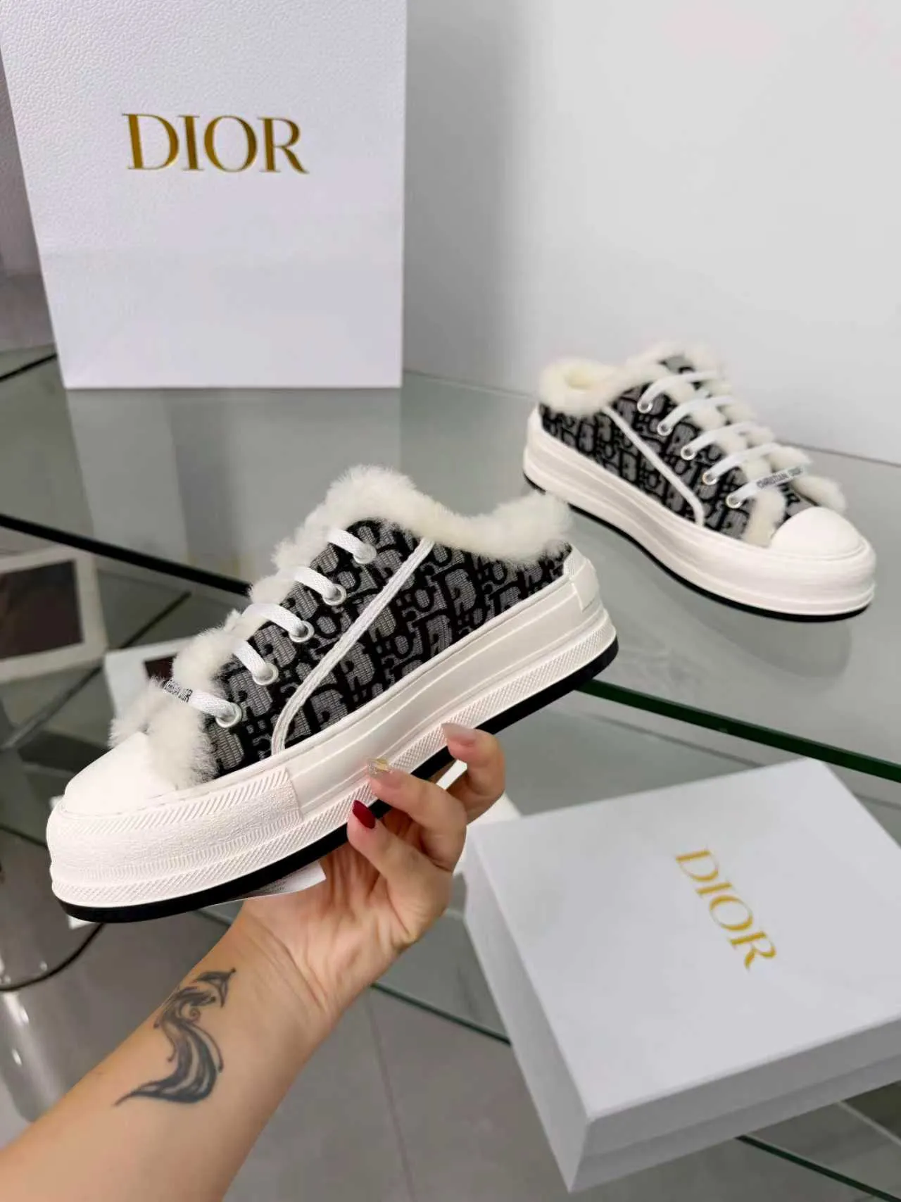 Men's men's shoes pP540! 𝐃𝐈𝐎𝐑 𝐖𝐚𝐥𝐤'𝐧 Dior Presbyopia Embroidery Wool Thick Sole Canvas Shoes Casual Sneakers (Half Flop) These Walk'n'Dior thick sole sneakers are a fashionable piece that elevates the collection. Oblique printed cotton embroidered upper with comfortable platform sole, tongue and Christian Dior Paris signature laces. Bottom thickness 4.5CM Size: Women's 35-41